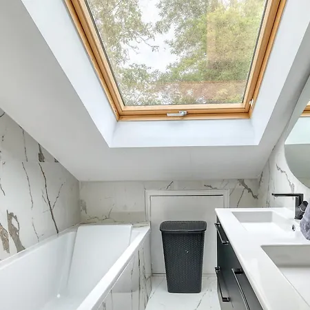 Lantern House Retreat And Chessy (Seine-et-Marne)